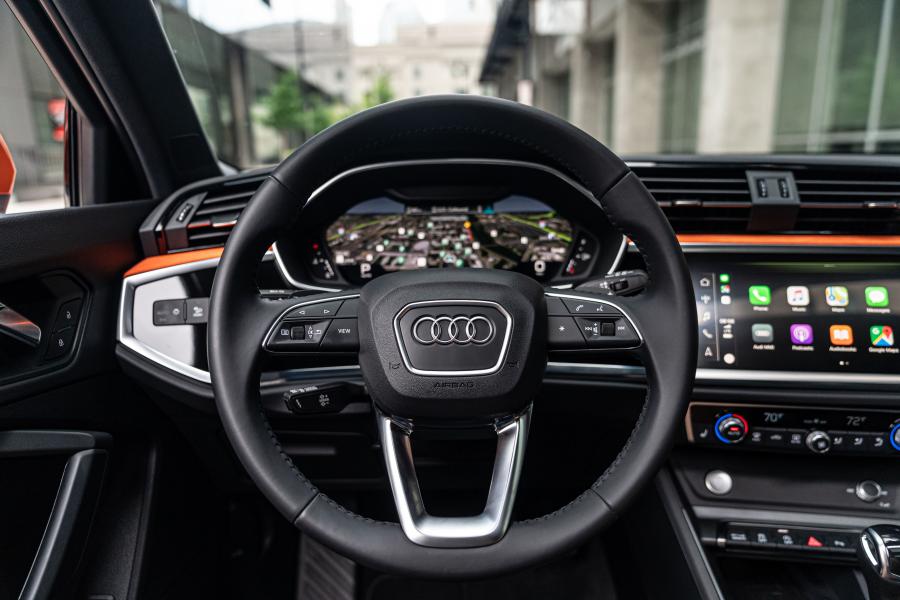 Панель приборов Audi Q3 2.0 TFSI Quattro S-Line 2019 года  (NA) (фото 15 из 42)